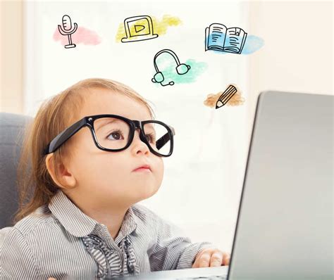 认真学习的小女孩图片-使用电脑学习的小女孩素材-高清图片-摄影照片-寻图免费打包下载