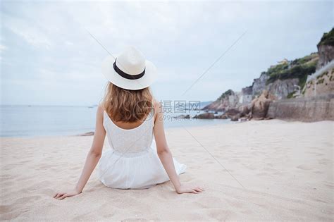 夏日海边清新美女背影高清图片下载-正版图片501358562-摄图网