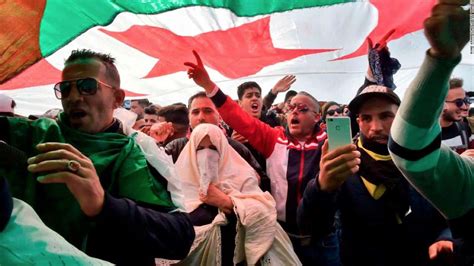 82岁的阿尔及利亚现总统寻求第五任期 数千人抗议|阿尔及利亚|布特弗利卡|任期_新浪新闻