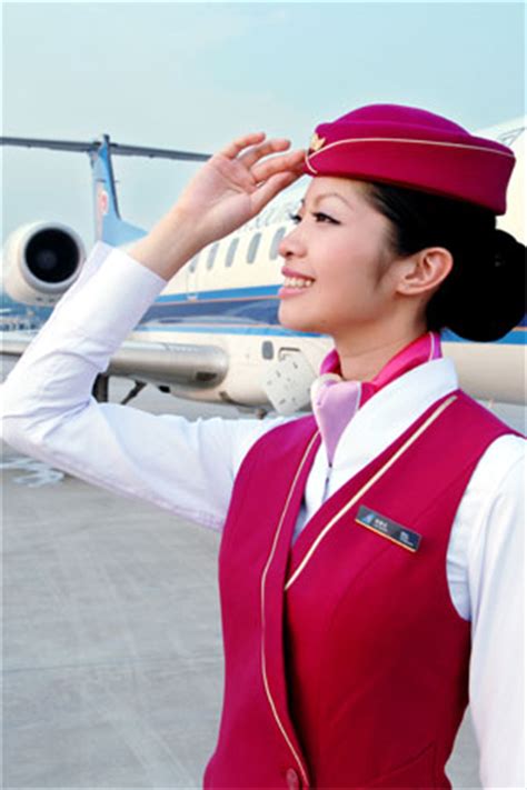 为什么中国空姐都是漂亮的小姐姐，而美国空姐多是中年“大妈”？__凤凰网