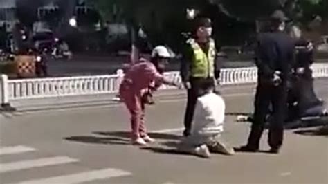 南宁一学生撞死行人 跪马路中间被母亲痛骂：这辈子去坐牢吧！_凤凰网视频_凤凰网
