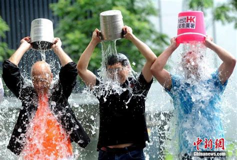 香港政府高官接受“冰桶挑战”--图说中国--人民网