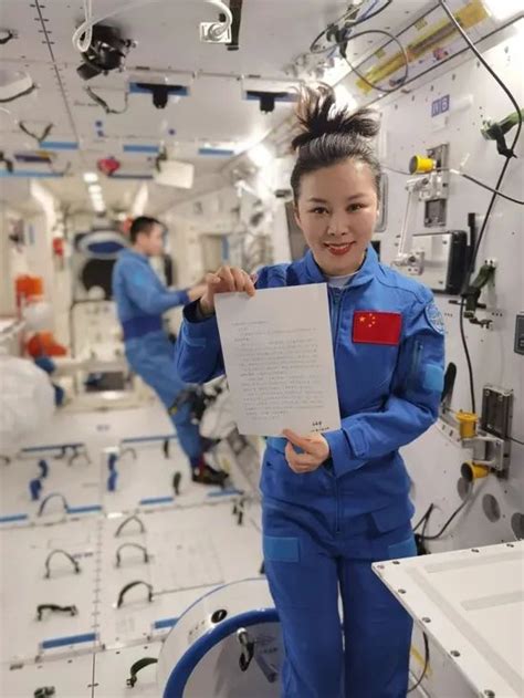 王亚平：首位太空漫步女航天员、教师、理发师，万能技艺怎造就？__财经头条