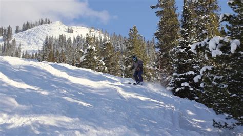 户外冬季运动与老年人越野滑雪单独在森林视频素材_ID:VCG42N1386045937-VCG.COM