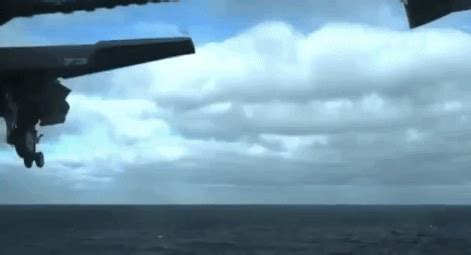 F-35航母弹射起飞时出现惊险一幕 滑出甲板后直接掉了下去
