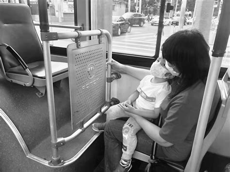 孕妇公交车上未让座，却被大妈咒骂未出生的娃，随后的反击很解气 - 知乎
