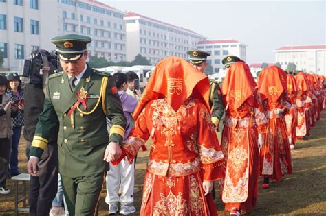 硬核婚礼！29对军人情侣牵手跨过“战车”，国庆节举行集体婚礼-大河新闻