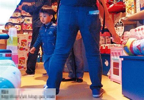 李嘉欣富豪老公携2岁儿子出行 带3人护驾(图)_娱乐频道_凤凰网