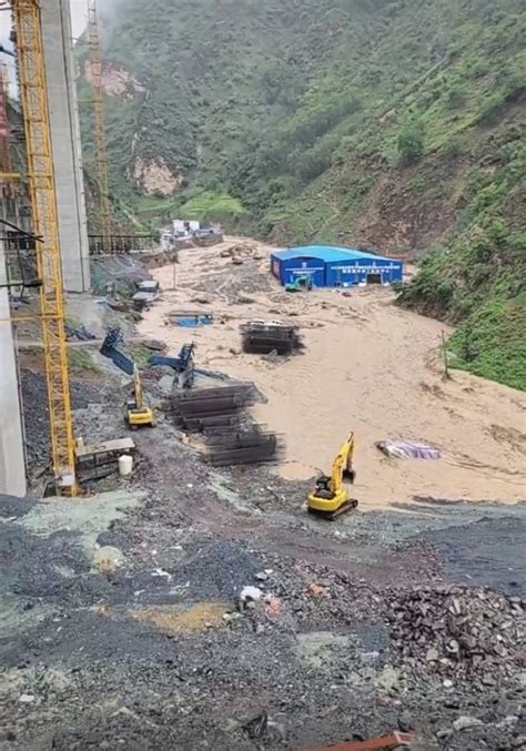 四川金阳县强降雨致沿江高速一工地受灾，已救出79人_手机新浪网