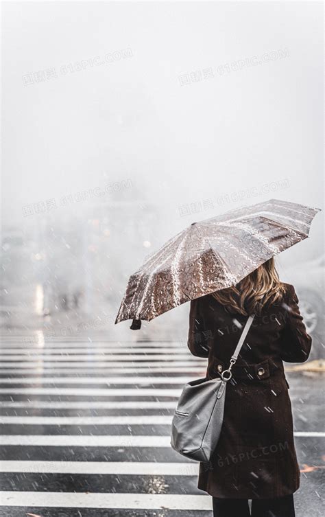 雨中撑伞的行人下大雨雨天场景实拍高清摄影大图-千库网
