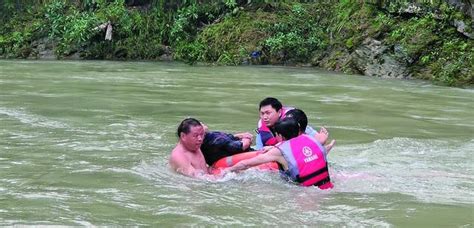 桂林一老人落水遇险 众人合力施救|落水|桂林市|救援_新浪新闻