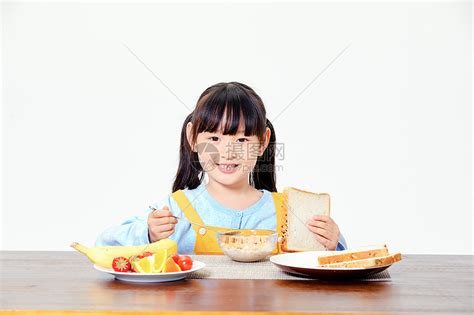 小女孩吃早餐高清图片下载-正版图片501280264-摄图网