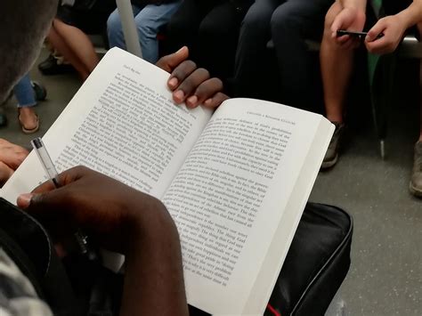 地铁上读书的人们（第三张，我看到他上车时拖着很多衣--凑合网
