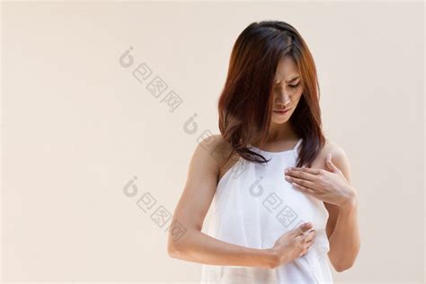 乳腺癌癌症女人检查她的乳房图片-包图网企业站