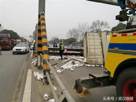 武汉一厢式货车撞限高架翻车 致107国道拥堵1小时_手机新浪网