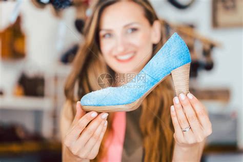 买鞋的快乐女人爱上了蓝高跟高清图片下载-正版图片504496838-摄图网