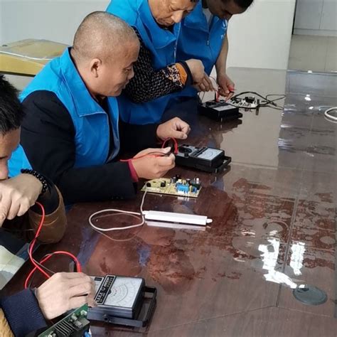 电气电子工程系在洪殿社区开展义务小家电维修_综合新闻 -温州职业技术学院