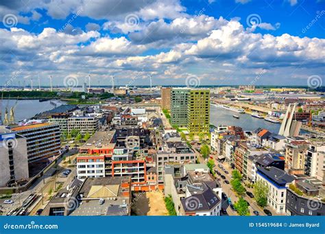 Antwerp port passed the 200 million tonnes mark in 2015 ...