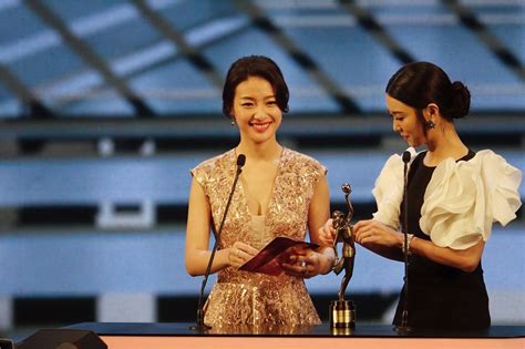 郎月婷现身金像奖为最佳两岸华语电影颁奖《相爱相亲》获最佳编剧