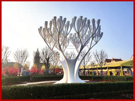 大型玻璃钢雕塑《炫彩天空树》