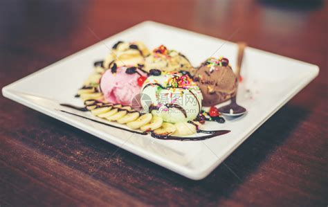 糖果白色的甜圣代冰淇淋香草莓巧克力柠檬勺香蕉冰淇淋圣代草莓巧克力柠檬勺高清图片下载-正版图片307663832-摄图网