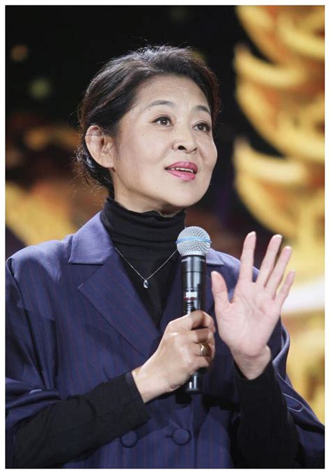 42岁歌手孙悦整容变20岁蛇精 老女星刘晓庆倪萍整容前后对比照片