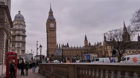 英国伦敦大本钟 周围的一个建筑物 请问谁知道叫什么名字_百度知道
