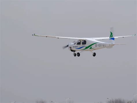 国内首款搭载混合电推进系统轻型飞机首飞成功