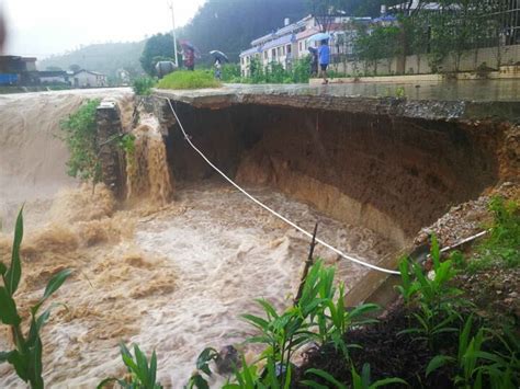【图集】暴雨致四川通江县城部分街道被淹，全县15万人受灾|界面新闻 · 图片