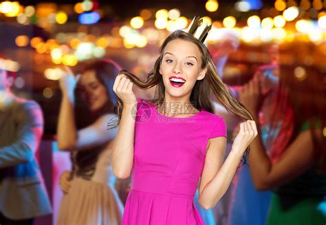 人,假日,庆祝魅力快乐的轻妇女少女穿着粉红色的衣服公主皇冠夜总会聚会上的人群灯光背景高清图片下载-正版图片300576236-摄图网