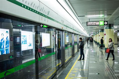 上海地铁16条线路延时运营至明日凌晨，浦东新区仍在营业的超市、卖场、农贸市场均营业至24点 | 每经网