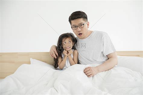 爸爸和女儿在床上一起看电影高清图片下载-正版图片500963588-摄图网