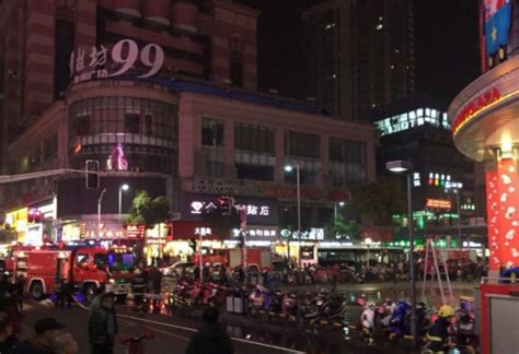 武汉城市交通晴天交通青年路俯拍摄影图配图高清摄影大图-千库网