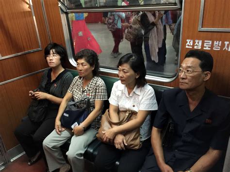 女人|朝鲜街头，做生意的女人很懂外国游客心|武汉人|黄鹤】_傻大方