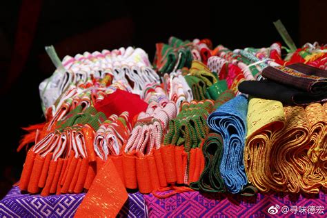 德宏的织锦，漂亮不。纯手工纺织的，今天我就背了一个傣族包包