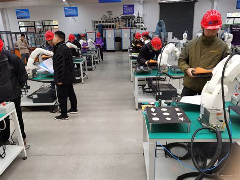 4K男技术员使用工业机器人焊接汽车零件—高清视频下载、购买_视觉中国视频素材中心