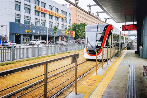 新运营的武汉城市有轨电车高清图片下载-正版图片500824669-摄图网
