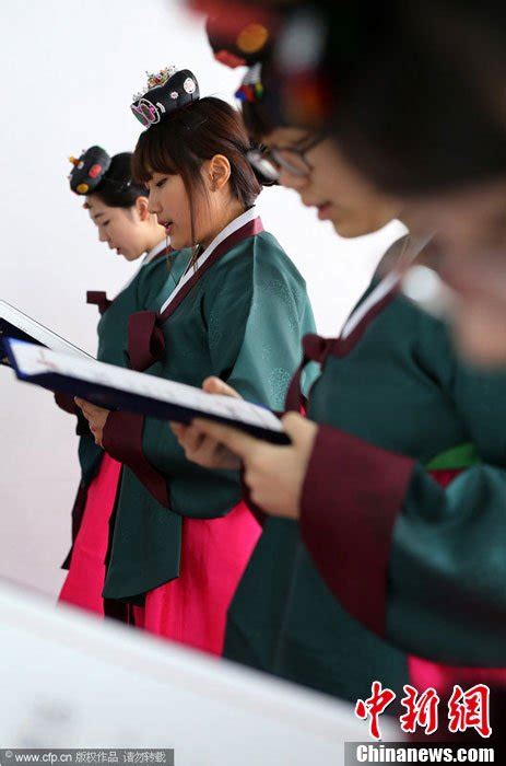 韩国高中女生传统韩服装扮参加成人礼_财经_腾讯网