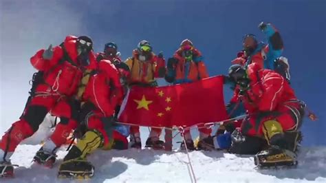 骄傲！成功登顶！珠峰科考登顶队员在珠峰峰顶展示五星红旗_腾讯视频