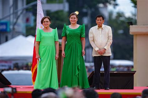 莎拉·杜特尔特宣誓就任菲律宾副总统，老杜笑称“菲将迎来十天
