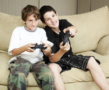 两个兄弟在沙发上玩得很开心高清图片下载-正版图片306983705-摄图网
