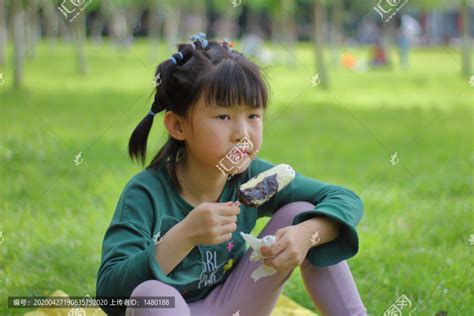 吃雪糕的小女孩,儿童婴儿,人物百态,摄影素材,汇图网www.huitu.com