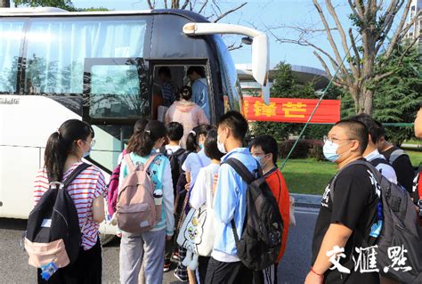 直击北京最大考点，21辆大巴送高考学子集体赴考_手机新浪网