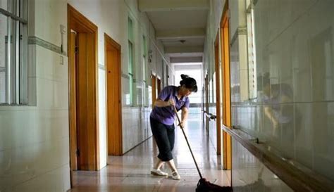 家政服务女性清洁擦拭高清图片下载-正版图片501534553-摄图网