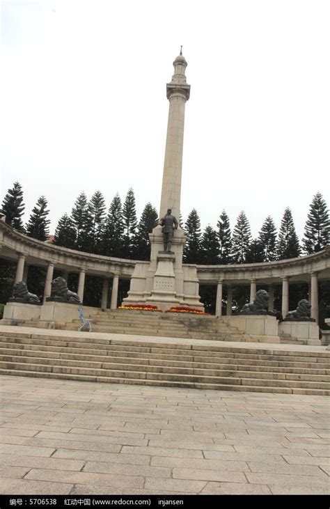 清明前夕，中国远征军纪念碑前祭扫先烈