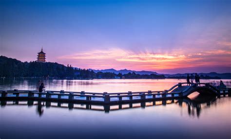 描写西湖的诗句 描写杭州西湖最美的古诗词_万年历