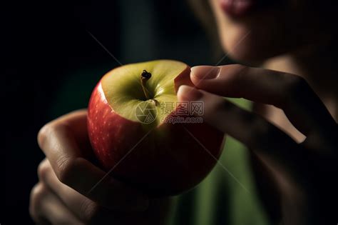 生活小技巧，如何正确的徒手掰开苹果
