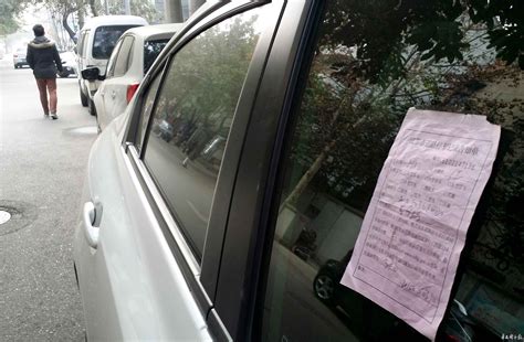 成都一司机路边停车 为躲处罚竟把别人罚单贴自己车上 - 成都 - 华西都市网新闻频道