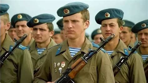 苏联军队和平时期的编制一般在多少人？战时苏军增加的人员叫什么