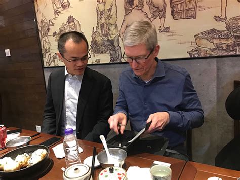 苹果CEO库克参观Airpods中国代工厂：与一线女工笑谈_手机凤凰网